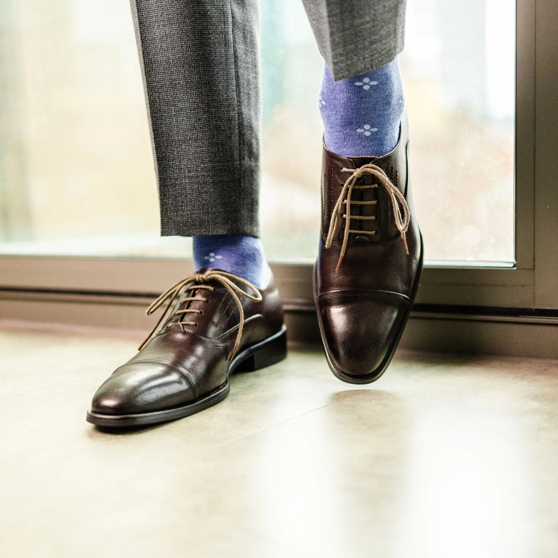 Heathered Blue Men's Dress Sock with a sky blue flower pattern