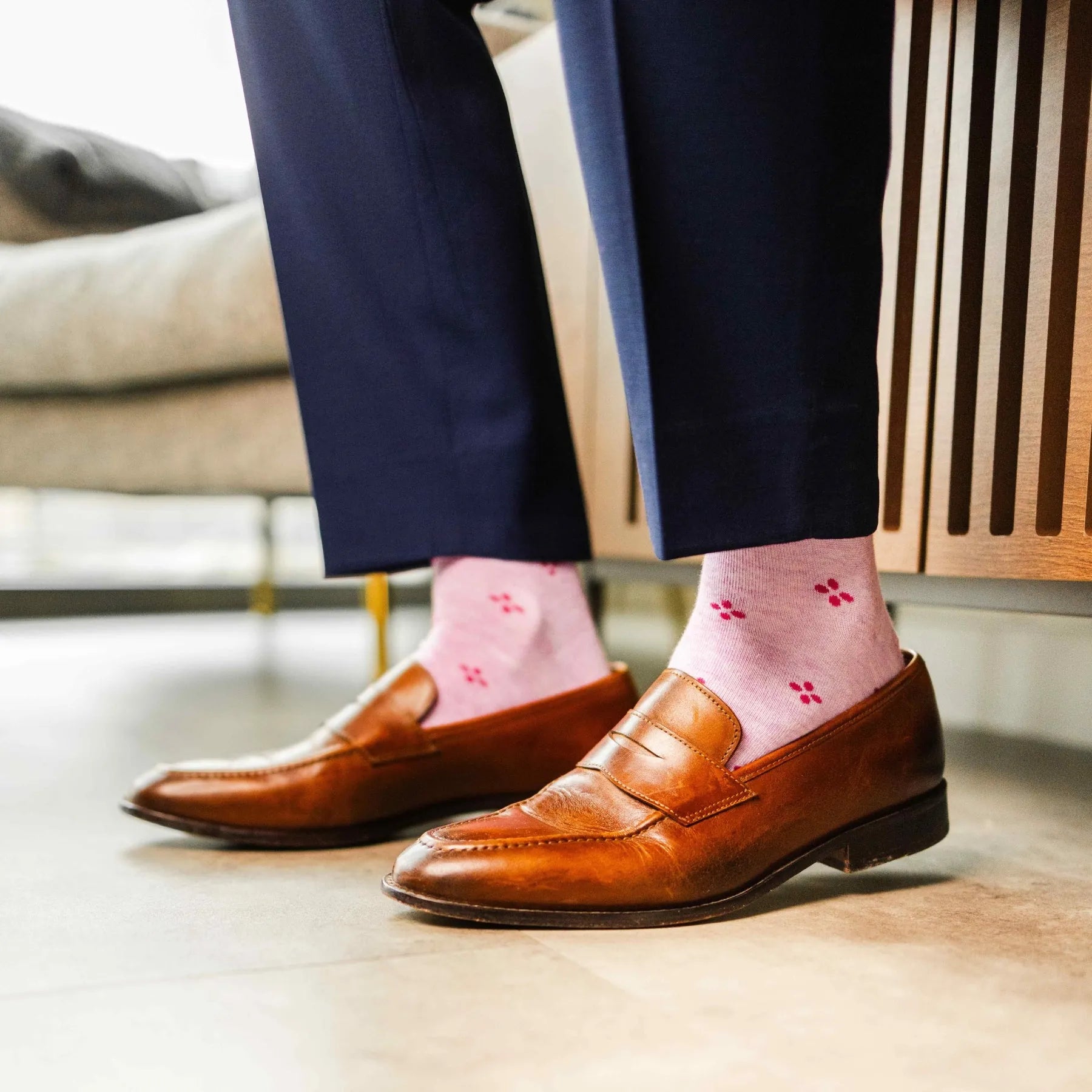 Heathered pink men's dress socks with a fuchsia flower pattern