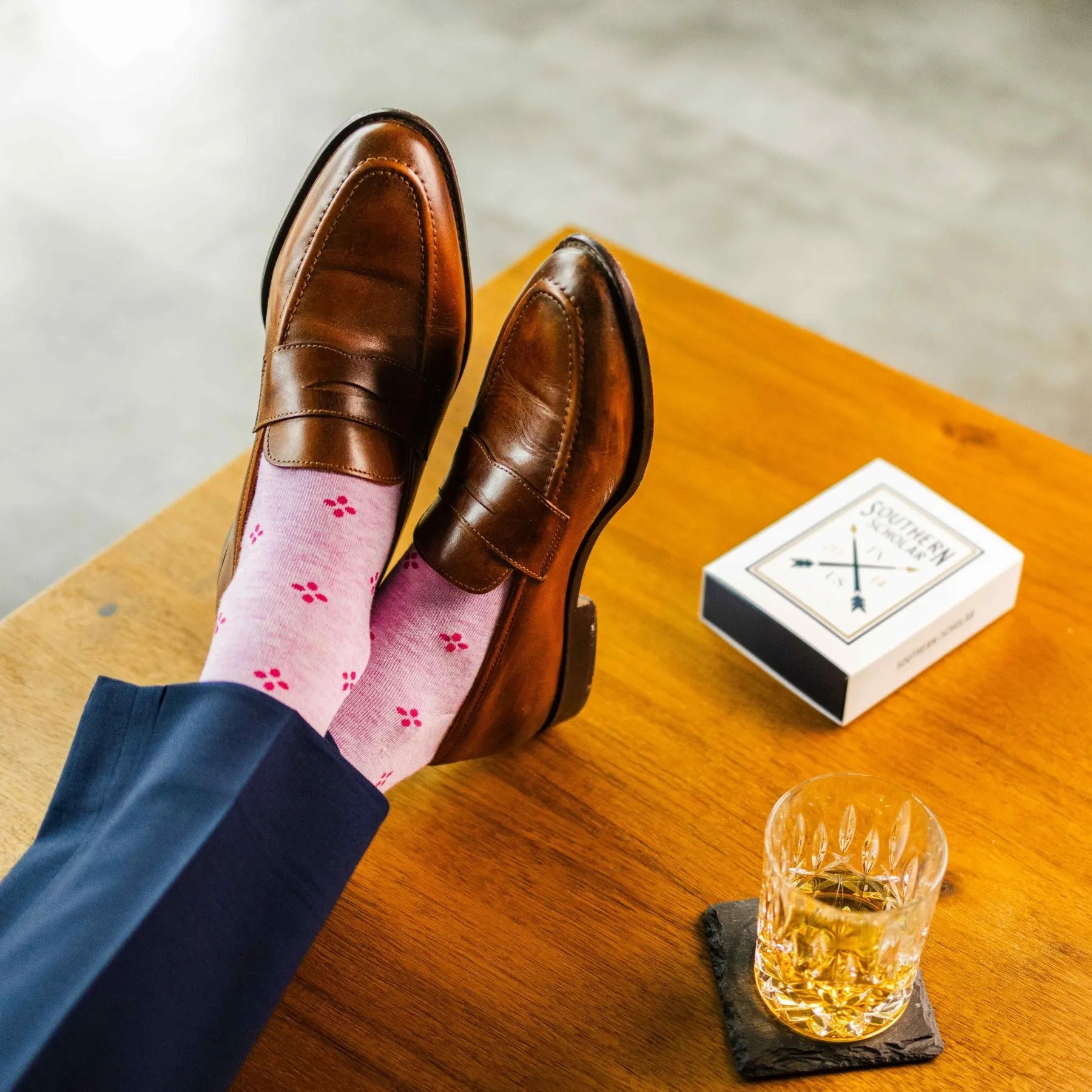 Heathered pink men's dress socks with a fuchsia flower pattern