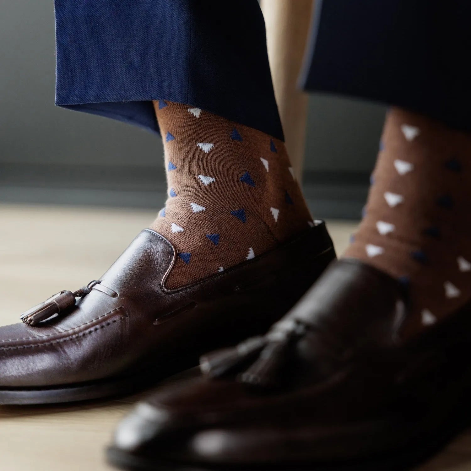 A mocha mousse brown men's dress sock with white and navy triangles