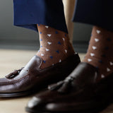 A mocha mousse brown men's dress sock with white and navy triangles