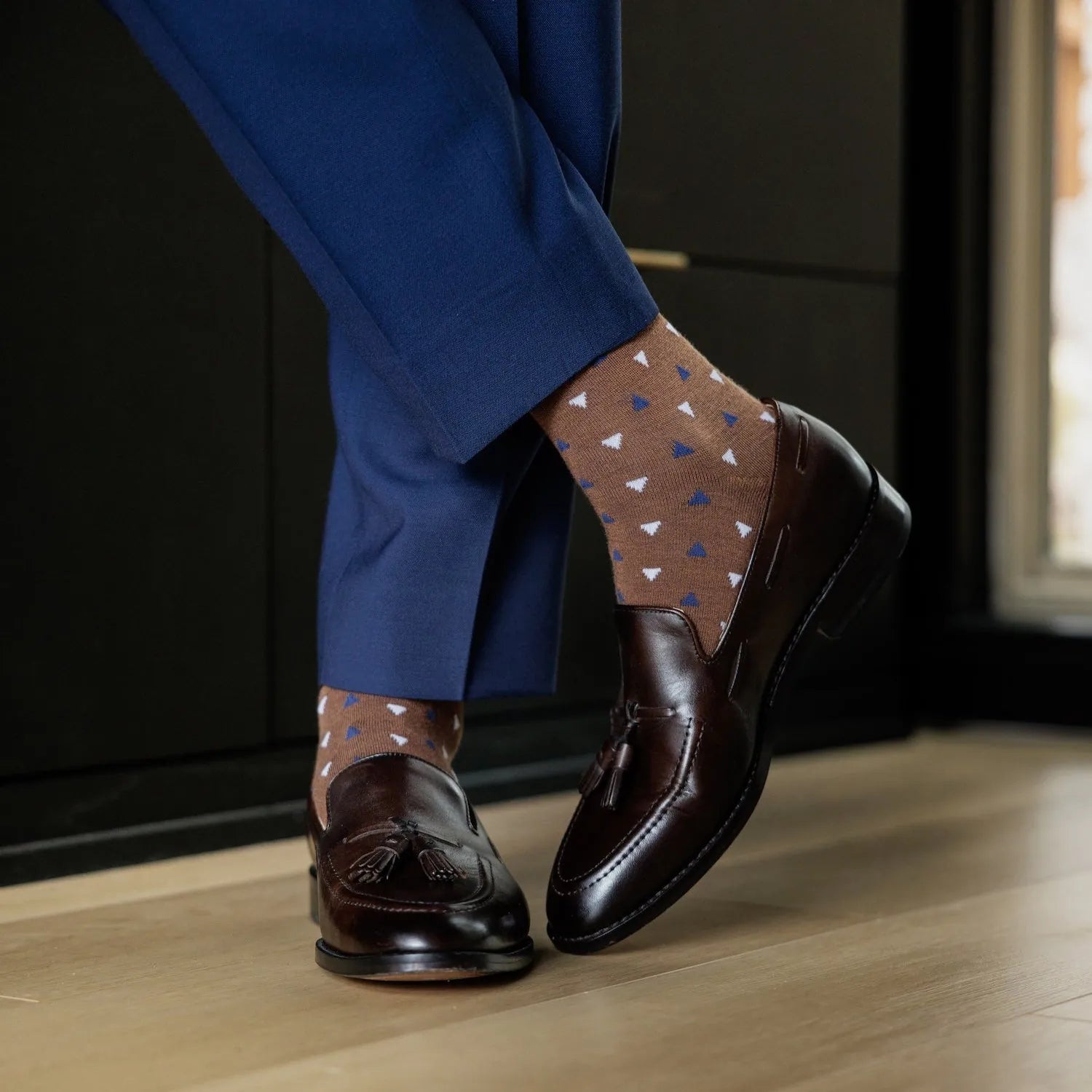 A mocha mousse brown men's dress sock with white and navy triangles