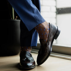 A mocha mousse brown men's dress sock with a blue and white dashed line pattern