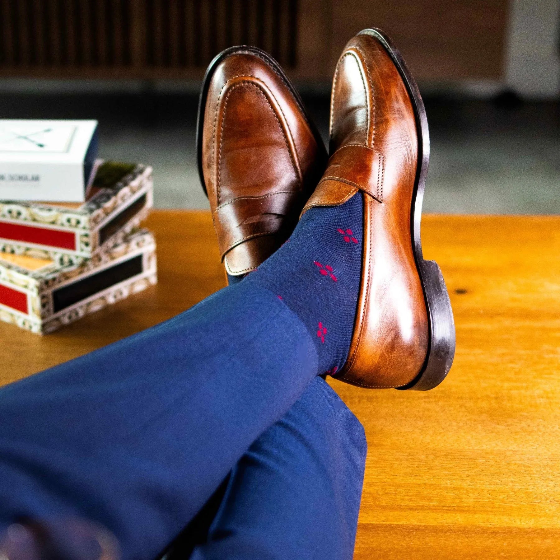 Navy blue men's sock with a garnet red flower pattern