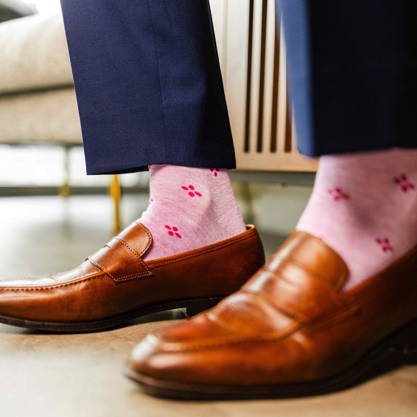 Heathered pink men's dress socks with a fuchsia flower pattern