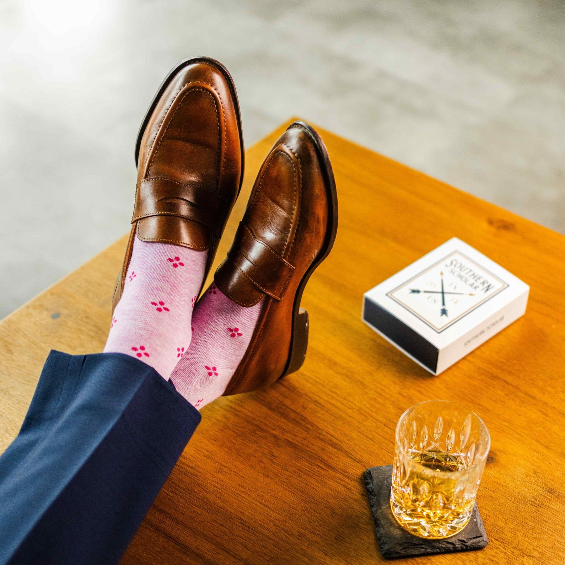 Heathered pink men's dress socks with a fuchsia flower pattern