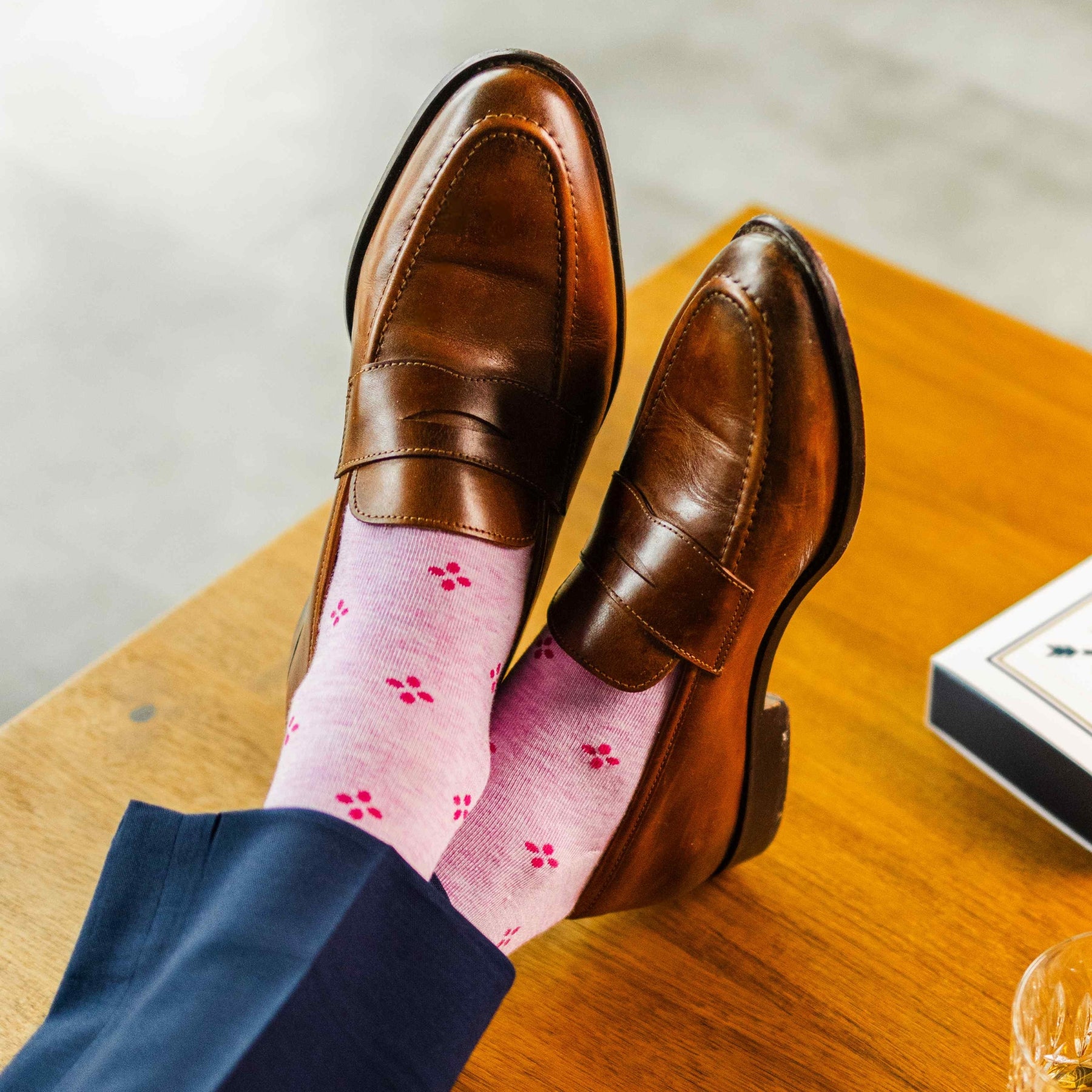 Heathered pink men's dress socks with a fuchsia flower pattern