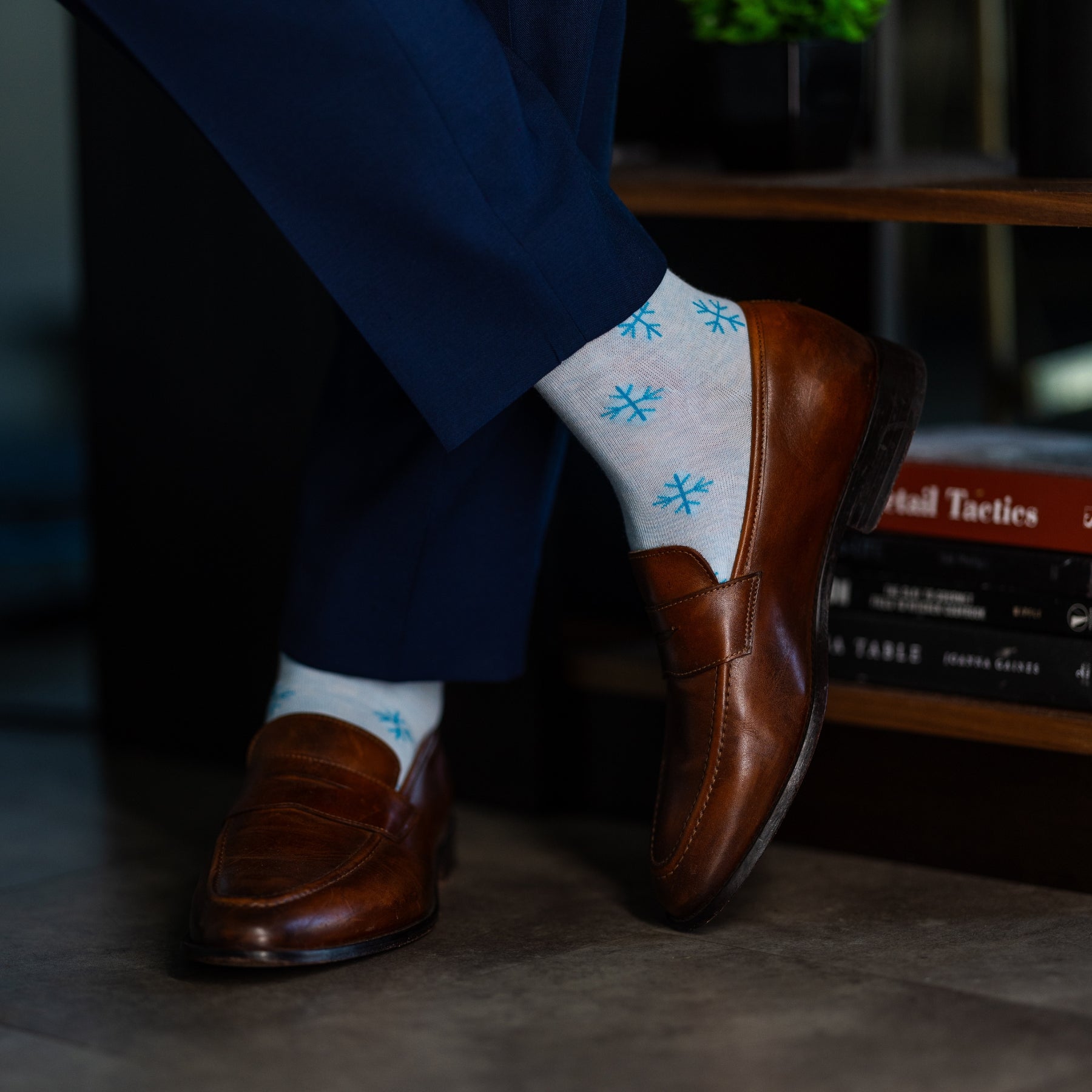 A powder blue men's dress sock with a sky blue snowflake pattern