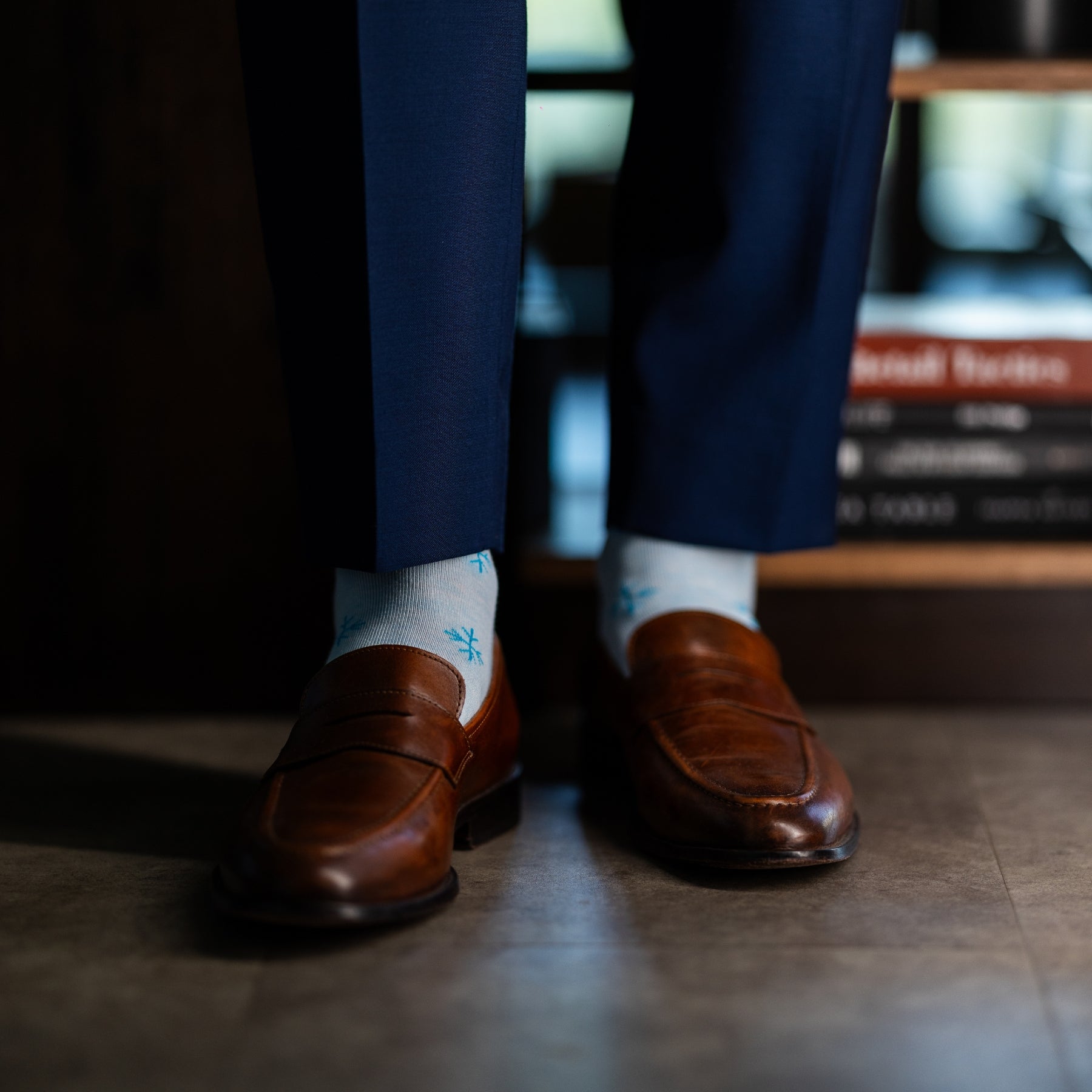 A powder blue men's dress sock with a sky blue snowflake pattern