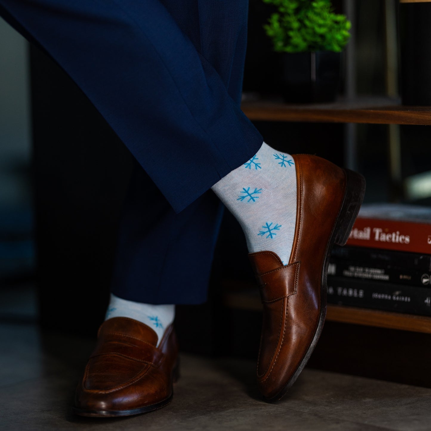 A powder blue men's dress sock with a sky blue snowflake pattern