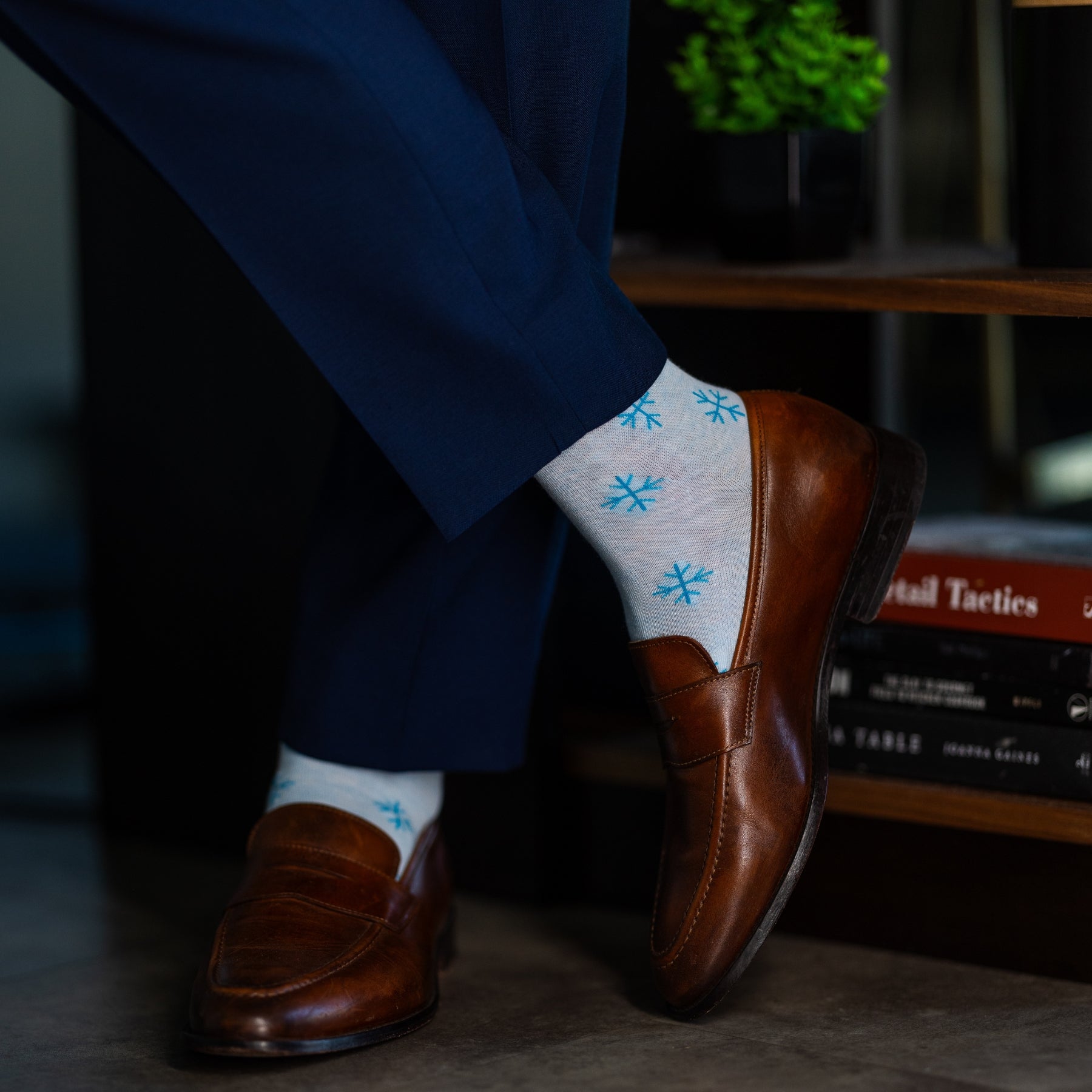 A powder blue men's dress sock with a sky blue snowflake pattern