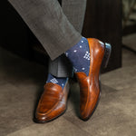  A Prussian blue sock with a crisp white nested diamond pattern, designed to bring timeless sophistication with a modern edge.