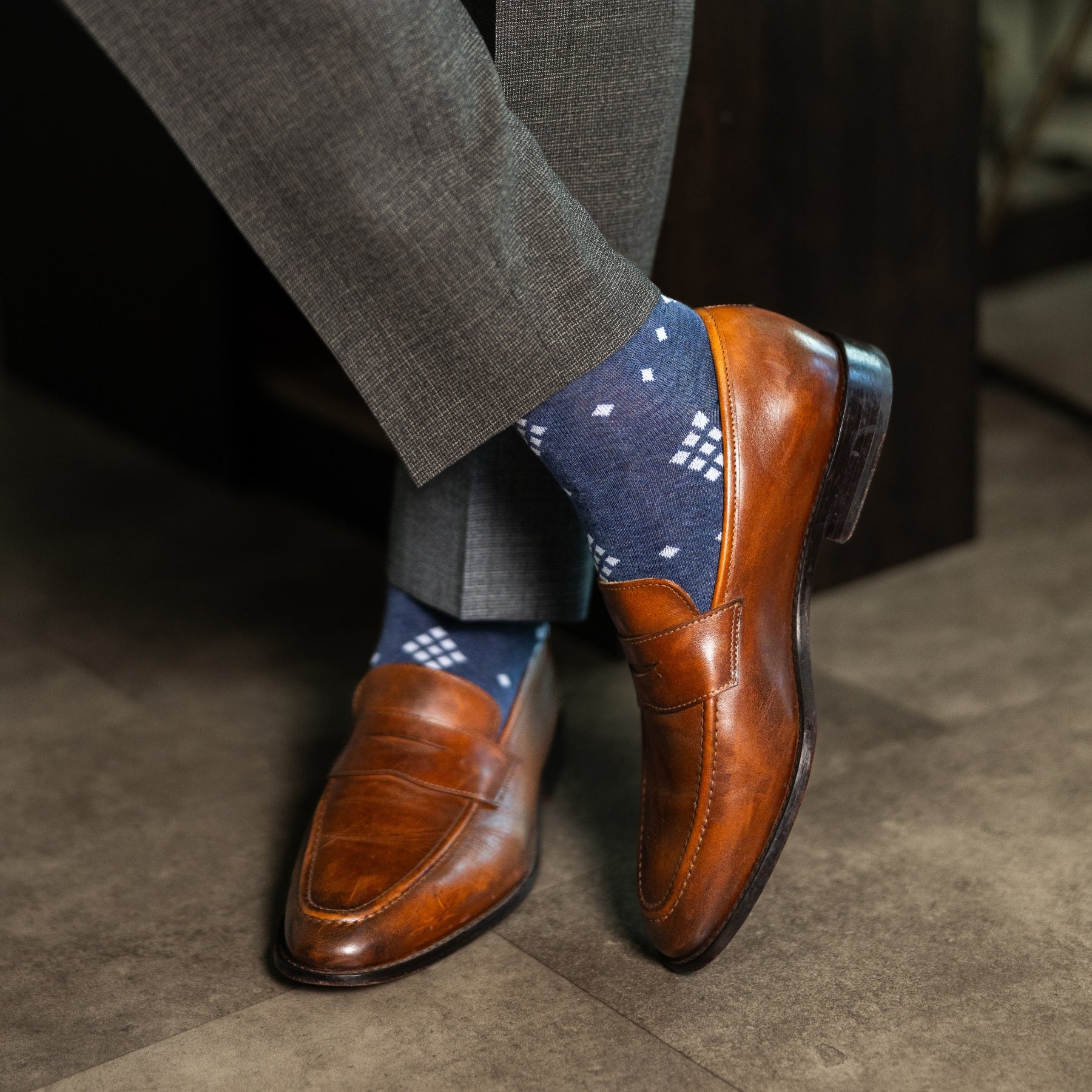  A Prussian blue sock with a crisp white nested diamond pattern, designed to bring timeless sophistication with a modern edge.