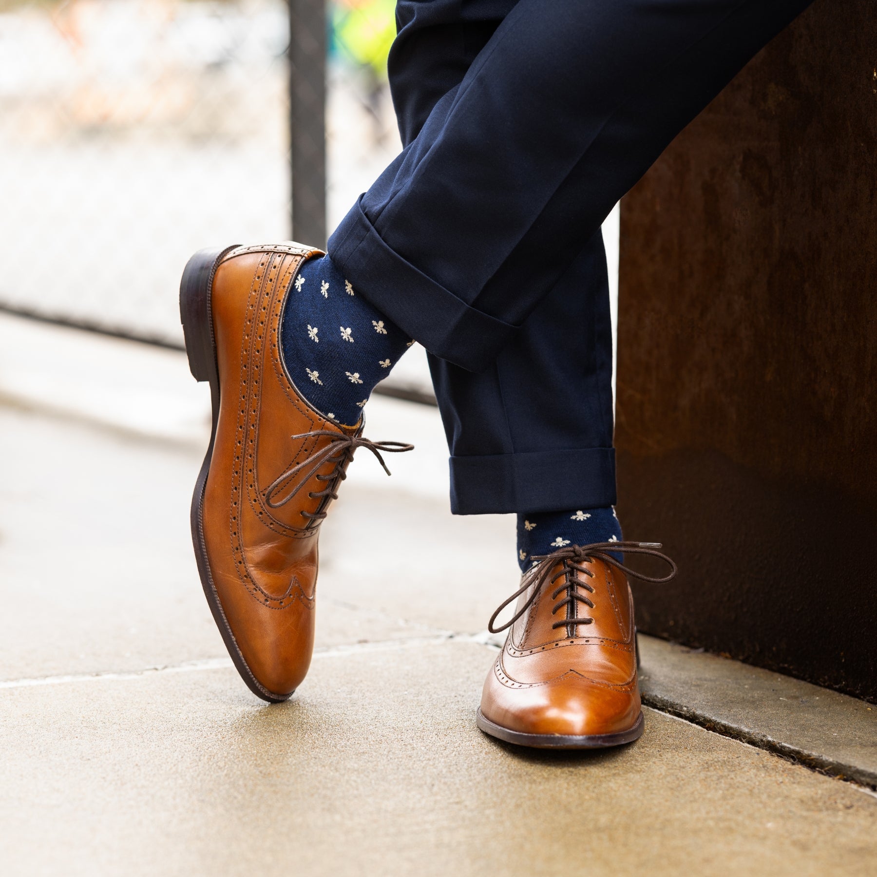 A navy men's dress sock with a cream French motif pattern.