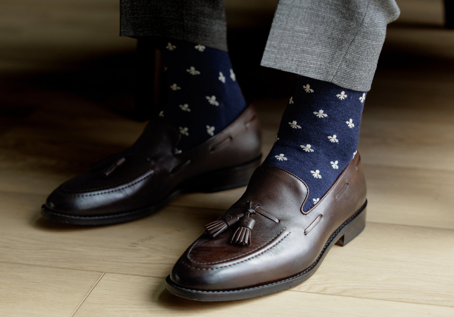 A navy men's dress sock with a cream French motif pattern.