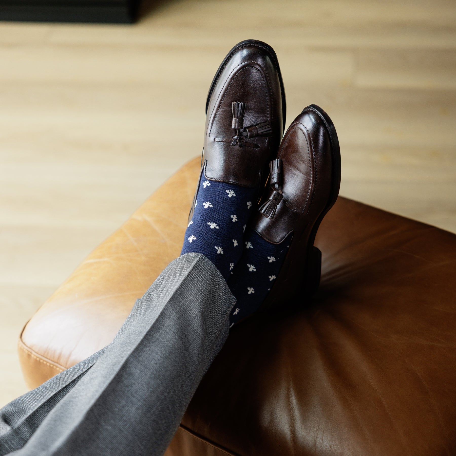 A navy men's dress sock with a cream French motif pattern.