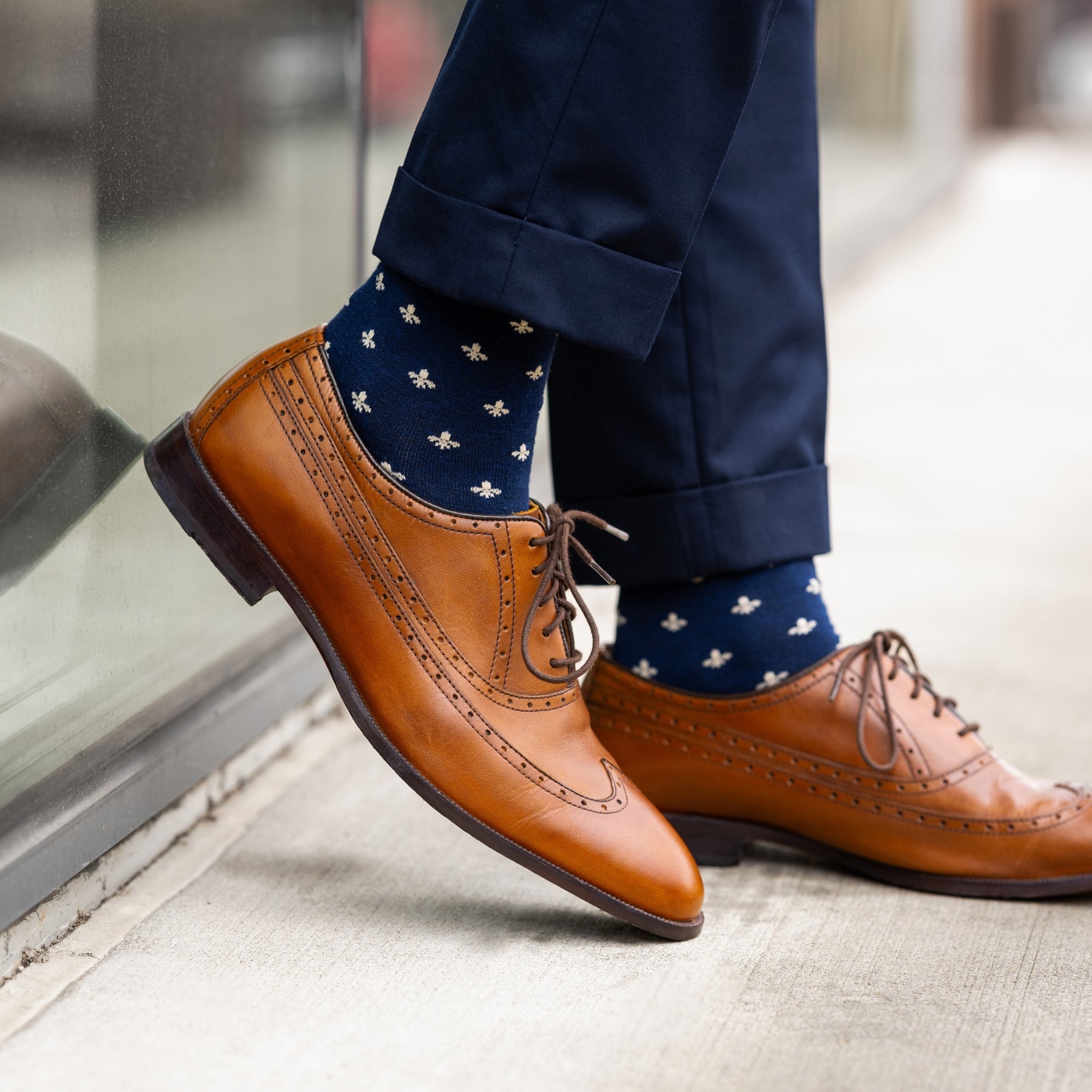A navy men's dress sock with a cream French motif pattern.