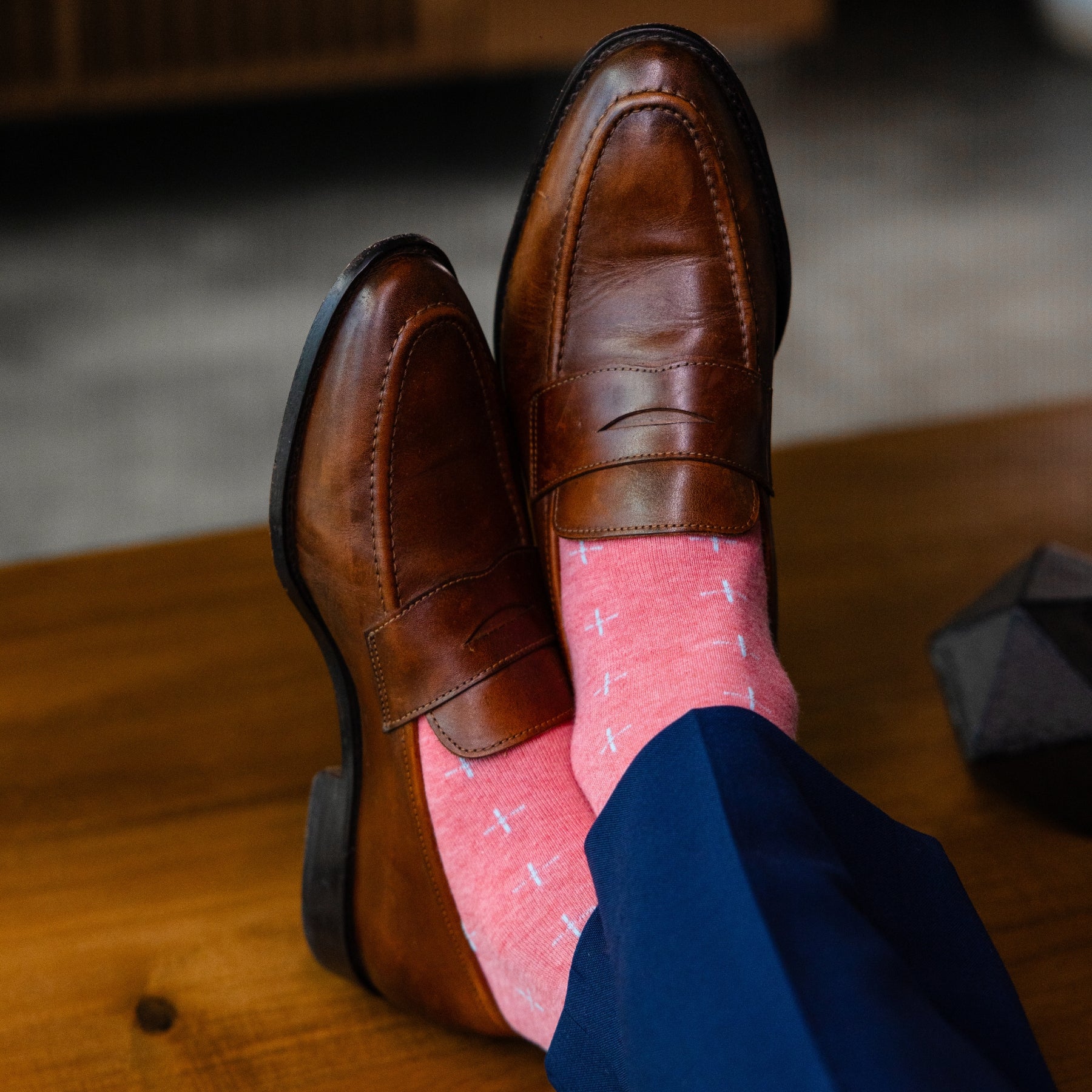 coral men's dress socks with a light blue t-sun pattern