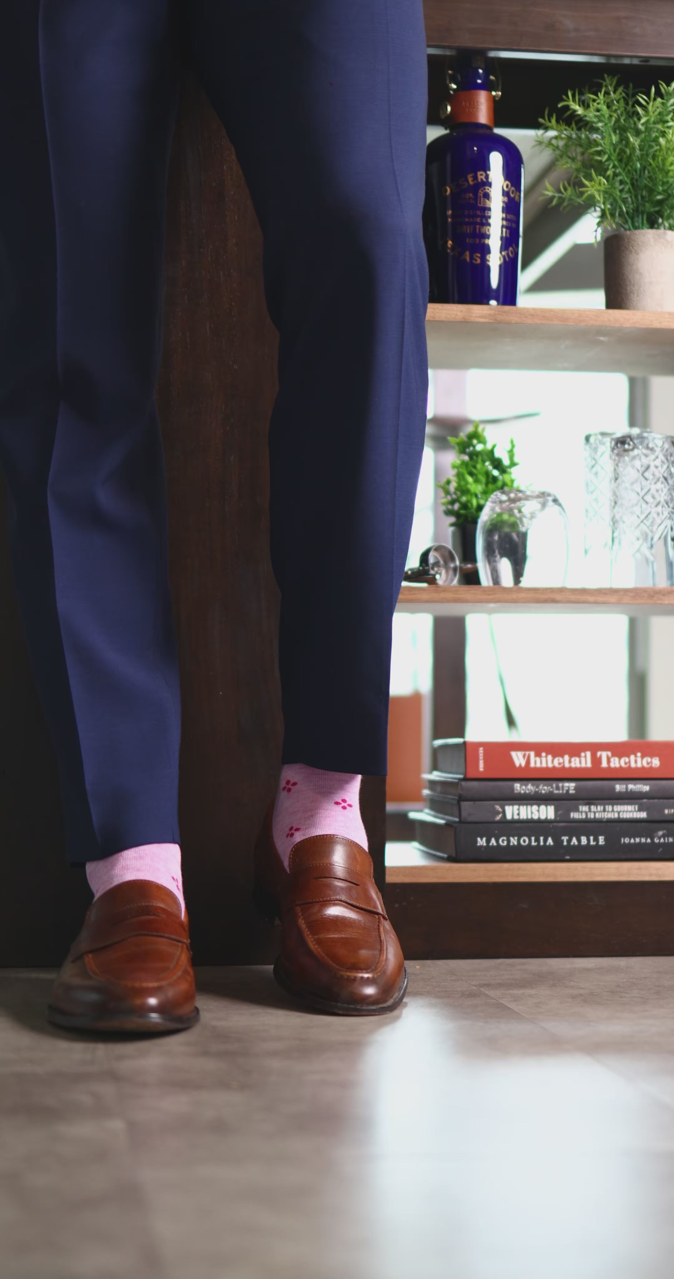 Heathered pink men's dress socks with a fuchsia flower pattern