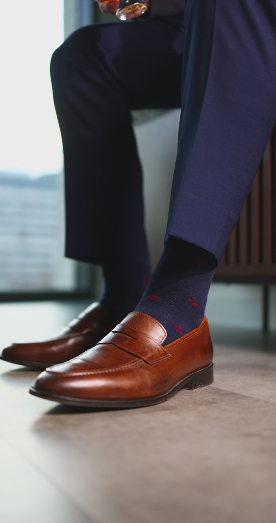 Navy blue men's sock with a garnet red flower pattern